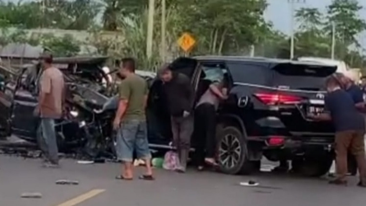 Mobil Pick Up Ditumpangi Rombongan Wisatawan Mengalami Kecelakaan di Aceh Timur
            - galeri foto