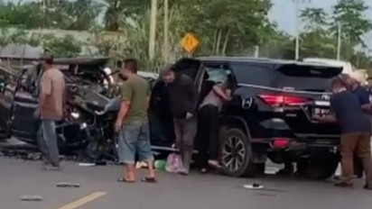 Mobil Pick Up Ditumpangi Rombongan Wisatawan Mengalami Kecelakaan di Aceh Timur