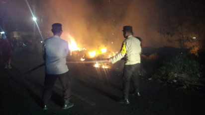 Lahan Kosong Terbakar, Masyarakat Bersama Petugas Berjibaku Padamkan Api