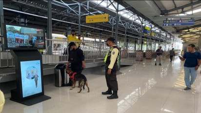 Antisipasi Barang Terlarang saat Arus Balik, Polresta Surakarta Kerahkan Unit K9 di Stasiun Solo