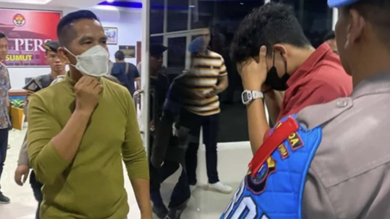 Akhirnya Terungkap, Ini Alasan AKBP Achiruddin Hasibuan Membiarkan Anaknya, Aditya Bikin Babak Belur Ken Admiral, Ternyata...
            - galeri foto