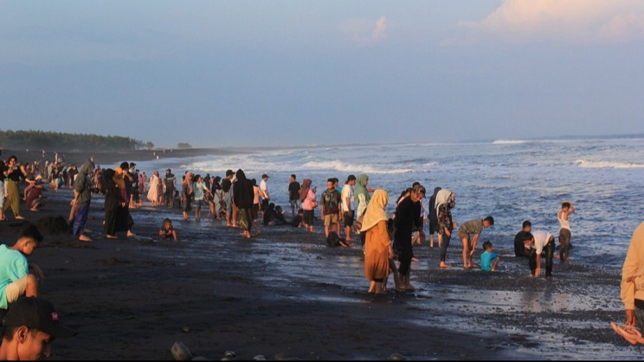 Libur Lebaran, Wisata Pantai Watu Pecak Lumajang Dipadati Wisatawan
            - galeri foto