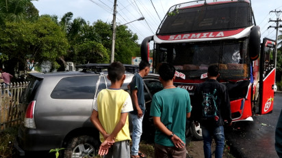 Bus versus Minibus di Jalur Mudik Tapsel-Mandailing Natal, Sopir Minibus Dilarikan ke Rumah Sakit