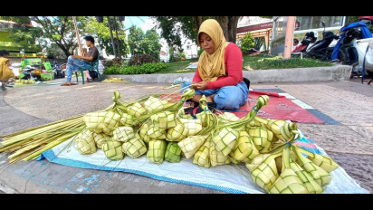 Jelang Lebaran Ketupat, Penjual Kulit Ketupat Dadakan Menjamur