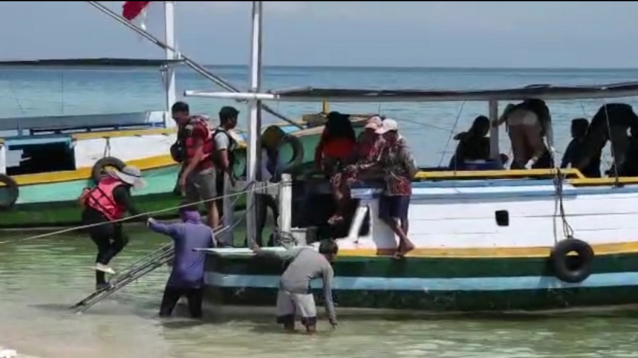 Waspadai Penyeberangan Jalur Laut, KSOP Probolinggo Gelar Patroli dengan Kapal KN.P. 4001
            - galeri foto