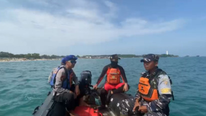 Tim Sar Masih Cari 2 Wisatawan Hilang Tenggelam di Pantai Santolo Garut