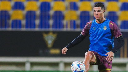 Ronaldo Buat Fans Beratnya Kecewa, Beri Jersei dengan Tatapan Menghina