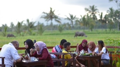 Nikmatnya Sajian Ala Pedesaan di Warung Godhong Gedhang Lereng Gunung Semeru, Ada Ayam Ingkung Bakarnya Lho