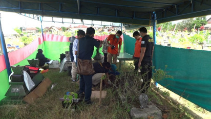 Makam Bayi Diduga Meninggal Tak Wajar Dibongkar Polisi di Tulungagung