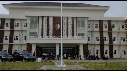 Oknum DPRD Bojonegoro yang Viral Pangku Cewek Seksi Open BO, Mengaku Bukan Dirinya