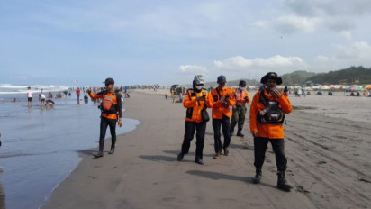 Wisatawan Parangtritis Tenggelam, Tim SAR Masih Upayakan Pencarian Satu Korban Hilang Hari Ini