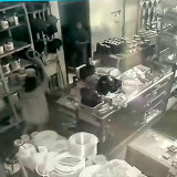 Terekam CCTV Duel Pemilik vs Maling yang Satroni Toko Material Bangunan di Banyumas