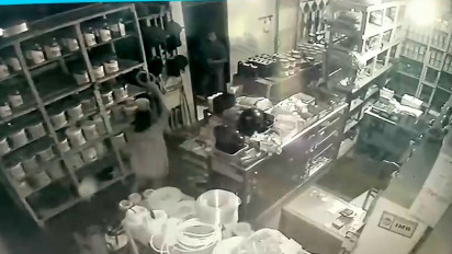 Terekam CCTV Duel Pemilik vs Maling yang Satroni Toko Material Bangunan di Banyumas