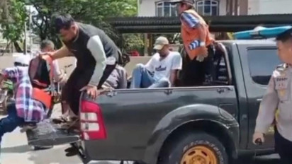 Aduh, Tarif Parkir Mahal! Tukang Parkir Liar Digaruk Polisi dari Lokasi Wisata Pantai Padang