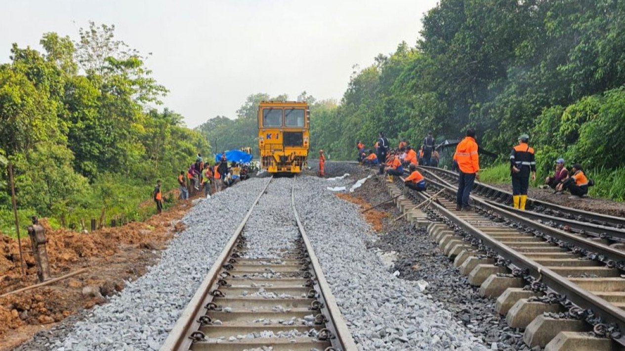 Rel Ambles karena Hujan, Perjalanan KA Lampung - Palembang Disetop Sementara
            - galeri foto
