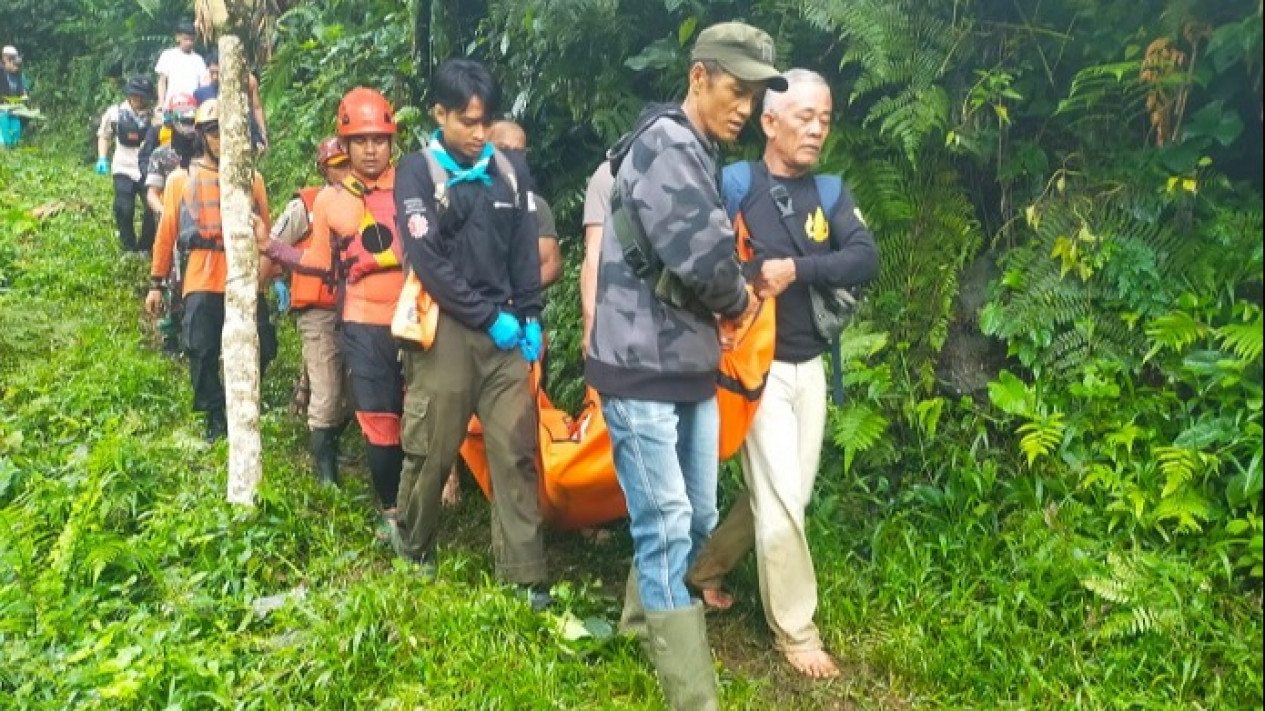 Korban Tenggelam di Curug Sentral Sukabumi Ditemukan dalam Kondisi Meninggal Dunia
            - galeri foto