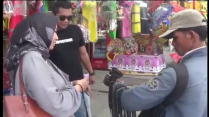 Libur Lebaran, Toko Suvenir Khas Madura di Akses Suramadu Diserbu Pemudik