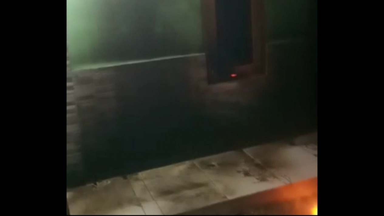 Rumah Dadang Buaya Jawara Asal Garut Dilempari Bom Molotov
            - galeri foto