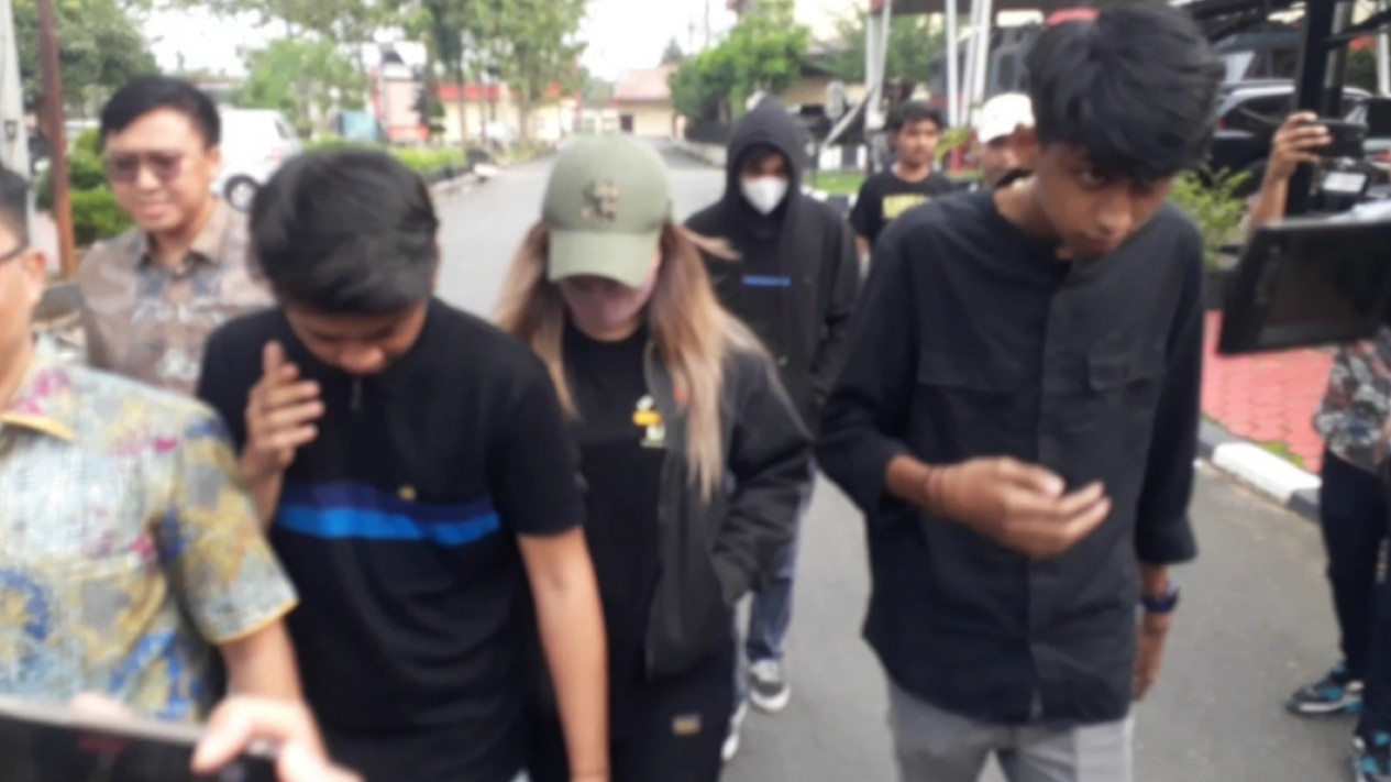 Kenakan Topi dan Celana Legging Hitam, Sosok Wanita Brinisial VH Diriksa Subdit IV Renakta Polda Sumut
            - galeri foto