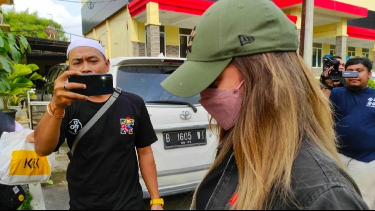 Penampakan Fira, Cewek yang Diduga Jadi Penyebab Penganiayaan Ken Admiral oleh Aditya Hasibuan
            - galeri foto