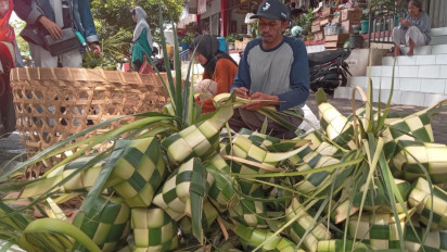Tradisi Syawalan Jadi Berkah Perajin Ketupat di Semarang
