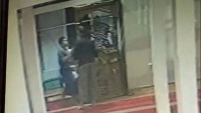 WNA Australia Ludahi Imam Masjid di Bandung karena Terganggu Suara Murotal, Langsung Masuk Masjid Tanpa Buka Alas Kaki