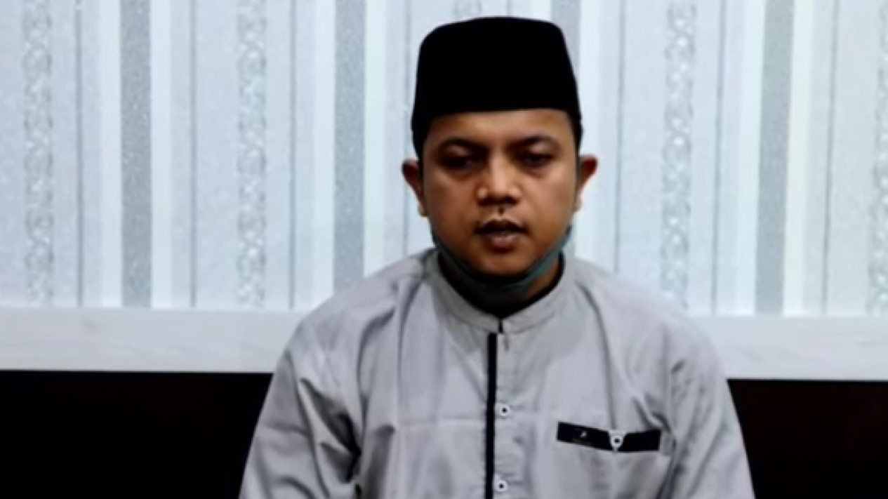 Bikin Geger Karena Samakan Muhammadiyah Dengan Syiah, Kini Ustaz HEH Asal Payakumbuh Minta Maaf, Ternyata Bikin Status Gara-gara.........
            - galeri foto
