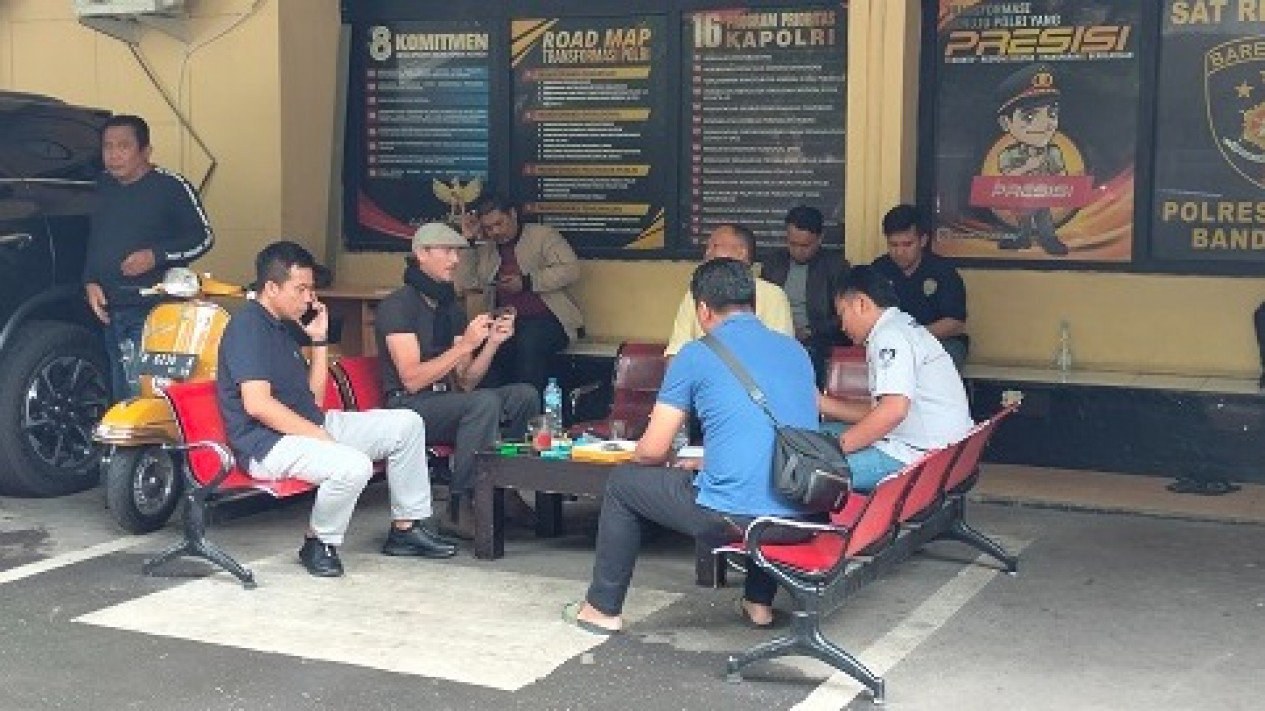 McArthur Brenton Craig Abbas Abdullah, WNA Australia yang Ludahi Imam Masjid di Bandung Diperiksa Polisi
            - galeri foto