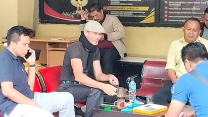 Penampakan  Brenton Craig Abbas Abdullah McArthur Bule yang Ludahi Imam Masjid di Bandung Ditangkap Polisi saat hendak Kabur ke Australia