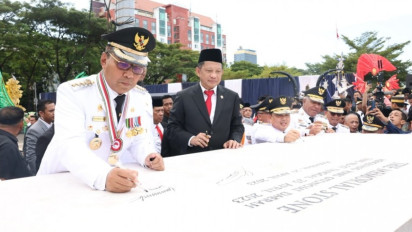Wali Kota Makassar Bersama Mendagri RI Tanda Tangani Prasasti Hari Otda ke-27 di Anjungan Losari