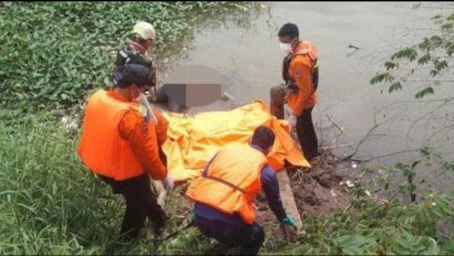 Mayat Perempuan Tanpa Identitas Ditemukan Mengambang di Sungai Brantas Sidoarjo