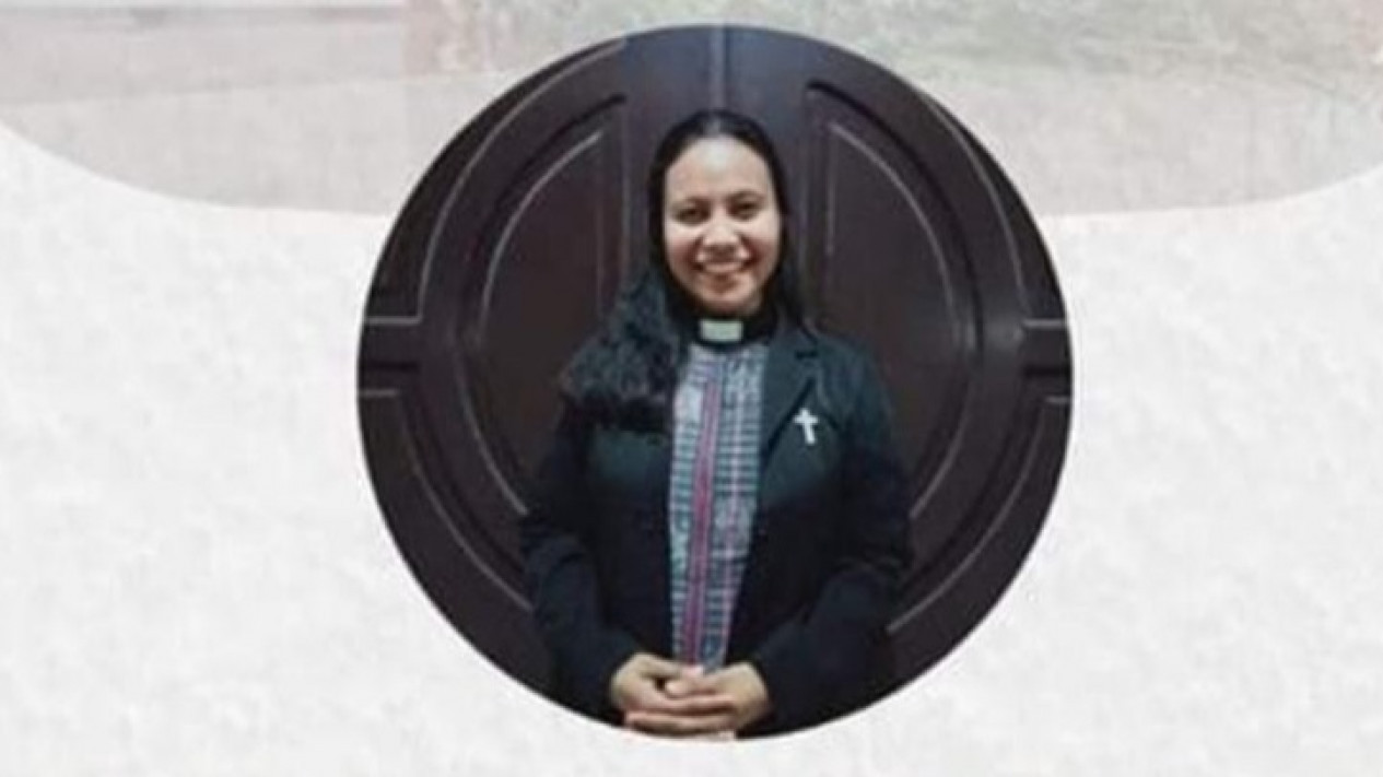 Pendeta Wanita di Maluku Ditemukan Tewas Tergantung, Keluarga Curiga Ulah Suaminya
            - galeri foto