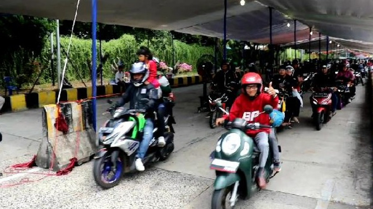 Arus Balik H+7, Pemudik Pejalan Kaki dan Sepeda Motor Padati Pelabuhan Bakauheni
            - galeri foto