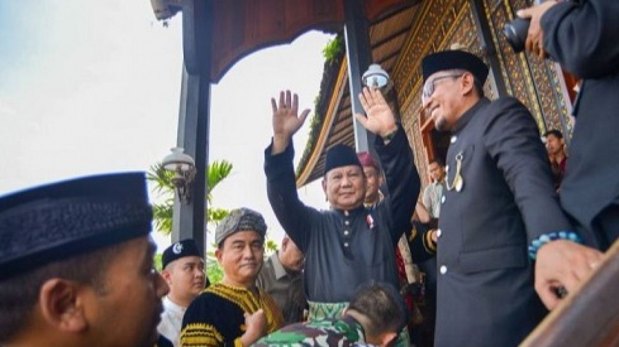 Prabowo Subianto Sebut Kunjungannya ke Sumatera Barat Bukan Agenda Kampanye
            - galeri foto