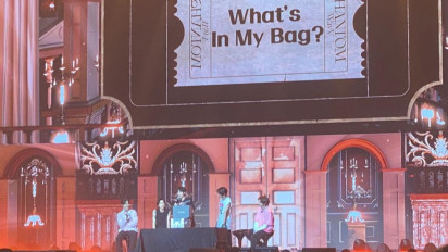 Xiaojun WayV Bongkar Tas Bawaannya di Panggung Fanmeeting, Isinya Diluar Dugaan
