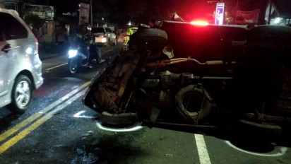 Ngebut Hindari Pembatas Jalan, Kijang Tabrak Motor dan Mikrolet di Kota Malang Hingga Terbalik