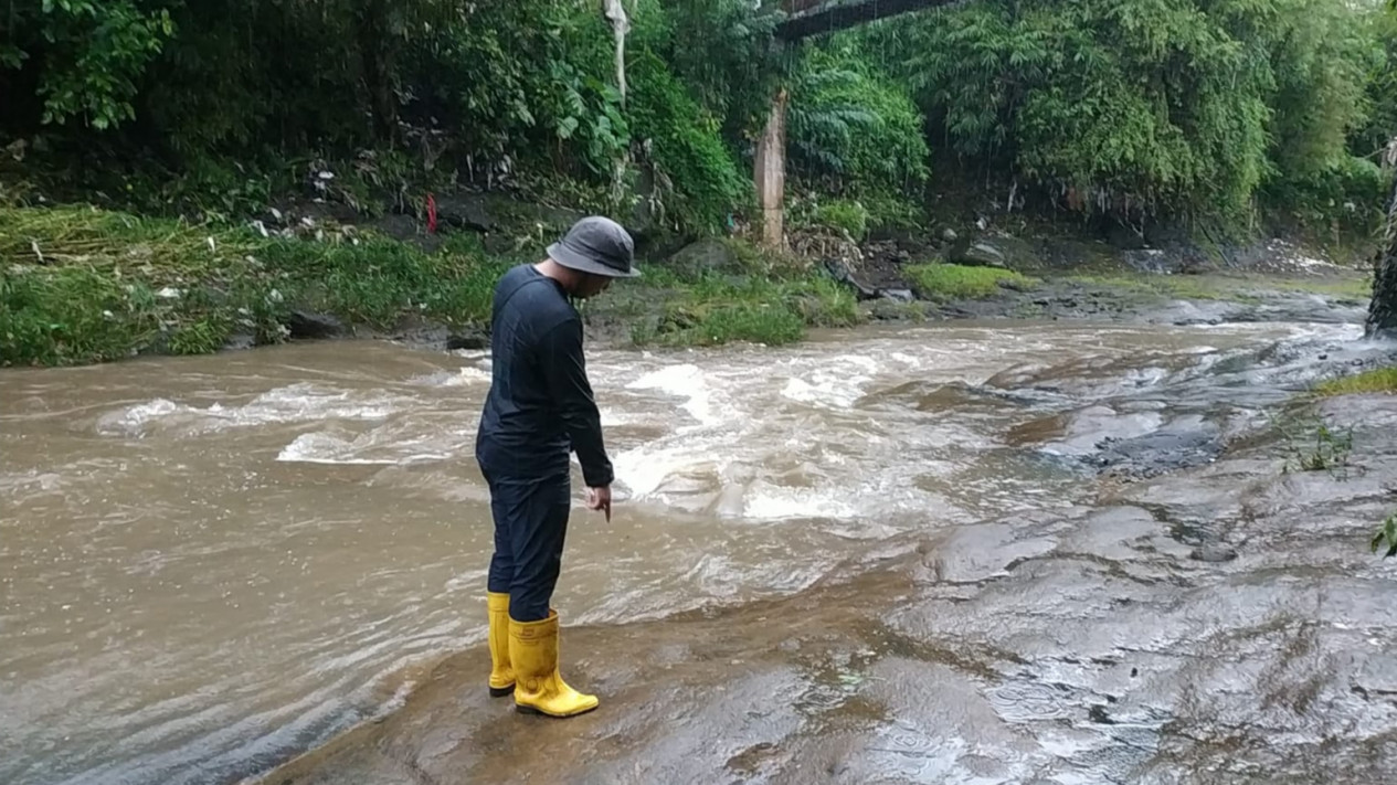 Bocah di Kabupaten Malang Hanyut, Jarak 3 Kilometer Ditemukan dan Meninggal Dalam Perjalanan
            - galeri foto