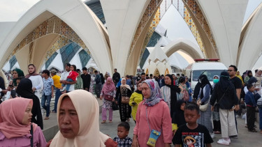 Libur Lebaran, Masjid Raya Al JabbarÂ Ramai Dikunjungi Ribuan Orang