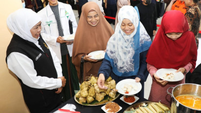 Ajak Makan Ketupat Opor, Gubernur Jatim sambut Kedatangan Warga Jatim dari Sudan