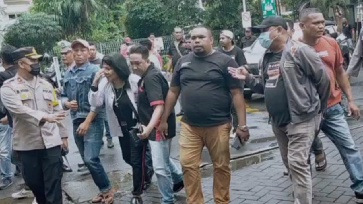 Puluhan Warga Mengamuk di Rumah Sakit Tuntut Kematian Peter Manuputty, Ini Sebabnya
            - galeri foto