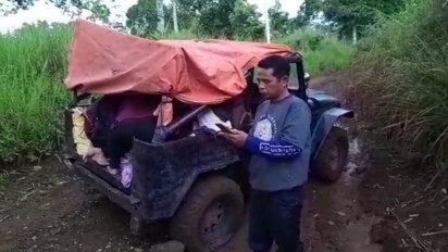 Akses Jalan Rusak Parah, Ibu Hamil Melahirkan Diatas Mobil Tua