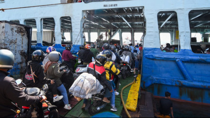 Puncak Arus Balik ke Bali, Kendaraan Roda 2 Padati Pelabuhan Ketapang