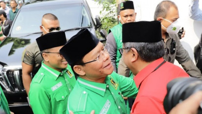 Begini Momen Saat Hasto Sambut Rombongan Ketum PPP dan Jajarannya yang Jalan Kaki ke Markas PDIP