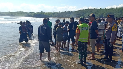 Terseret Ombak, Wisatawan Pantai Serang Blitar Hilang