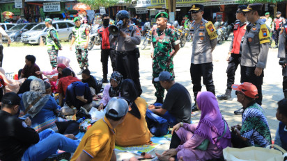 Puncak Libur Panjang, Wisata Pasir Putih Delegan Gresik Dibanjiri Ribuan Pengunjung