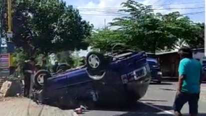 Mobil Rombongan Keluarga yang Hendak Silaturahmi ke Sanak Saudara Tabrak Tugu dan Terbalik