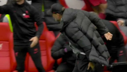 Jurgen Klopp Cedera Hamstring, Penggemar Liverpool Goda Sang Manajer Absen Sampai Akhir Musim