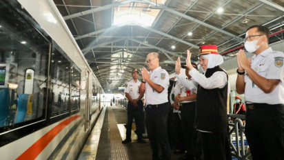Tinjau Puncak Arus Balik di Stasiun Pasar Turi, Gubernur Khofifah Pastikan Penumpang Tertib, Aman dan Terkendali