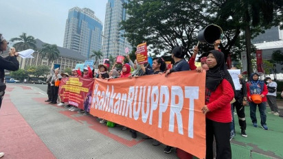 Pasukan Buruh Perempuan Tuntut Pemerintah Sahkan Rancangan Undang-Undang Pekerjaan Rumah Tangga 