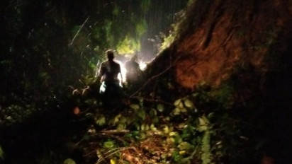 Tanah Longsor Tutup Akses Jalan Utama 3 Nagari di Kabupaten Sijunjung